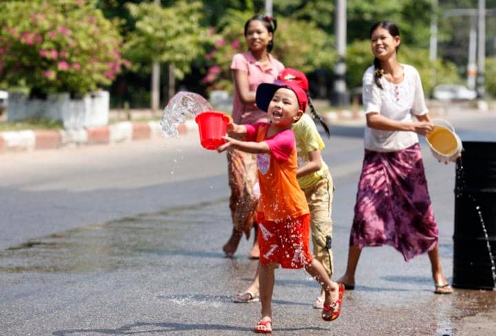 お祭りを子供も女性も楽しんだあの頃はまた戻ってくるのか　Soe Zeya Tun / REUTERS