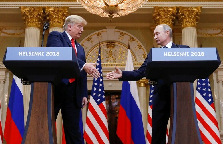 ７月２３日、トランプ米大統領は、ロシアのプーチン大統領と１６日に開いた首脳会談について「何も譲っていない」とツイッターで主張した。ヘルシンキで１６日、会談後に記者会見するトランプ米大統領（左）とプーチン露大統領（２０１８年　ロイター/Kevin Lamarque）