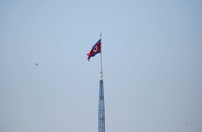 北朝鮮の国旗。韓国の板門店付近で2017年8月に撮影　 REUTERS/Kim Hong-Ji