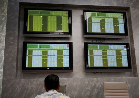 ベトナム当局は外国人投資家が同国の株式を購入する際の決済ルールを変更する計画だと、関係筋がロイターに明らかにした。資料写真、２０１８年7月、ハノイの証券会社（２０２３年　ロイター／Kham）