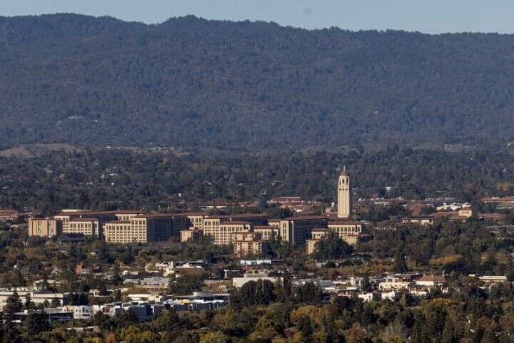 ボンディ米司法長官は２７日、人種を考慮した入学選考は違憲とした連邦最高裁の判断を順守しているか、スタンフォード大学（写真）など４校の調査を指示したと明らかにした。２０２１年１０月、カリフォルニア州スタンフォードで撮影（２０２５年　ロイター／Carlos Barria）