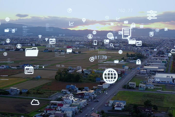 移動貧困な地方が抱える課題は、同時にMaaS推進の源泉でもある（写真はイメージです）　metamorworks-iStock