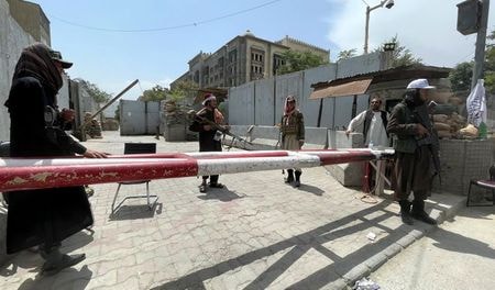 　８月１７日、イスラム原理主義組織タリバンが政権を掌握したアフガニスタンで国連の人道支援活動の責任者を務めるラミズ・アラクバロフ氏は、カブールからロイターの取材に応じ、タリバンが国連に人道支援活動の継続を認めたと明らかにした。写真はカブールの検問所をアフガニスタンの首都カブールを見守るタリバンの兵士。（２０２１年  ロイター）