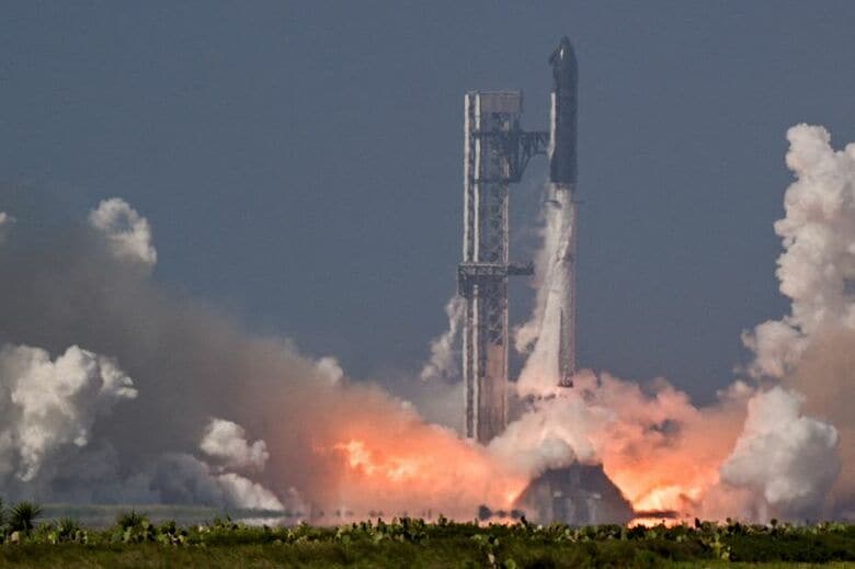 スペースXの試験飛行の様子。5月22日、米テキサス州で撮影。REUTERS/Steve Nesius