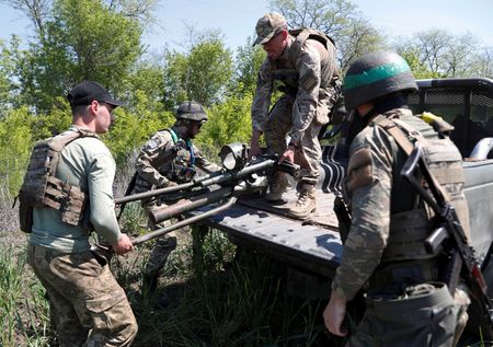 ウクライナで１８日未明、全土に空襲警報が発令された。軍は中部の地域でロシアによるミサイル攻撃の可能性があると警告した。写真は軍事訓練中のウクライナ兵。１５日撮影。（2023年 ロイター/Bernadett Szabo）