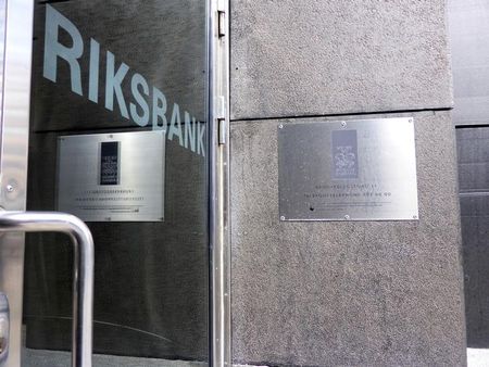 　１１月２３日、   スウェーデン中央銀行は会合で、政策金利を４．００％に据え置くことを決めた。写真はストックホルムの同行前で２０１６年８月撮影（２０２３年　ロイター／Violette Goarant）