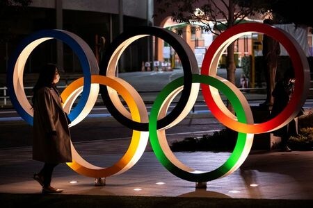 ポーランド・オリンピック委員会（ＰＫＯＬ）は、新型コロナウイルス感染拡大が深刻化していることを受け、国際オリンピック委員会（ＩＯＣ）に東京五輪の開催を延期するよう要請した。写真は３月３日、東京の日本オリンピックミュージアム前で撮影（２０２０年　ロイター/Athit Perawongmetha）