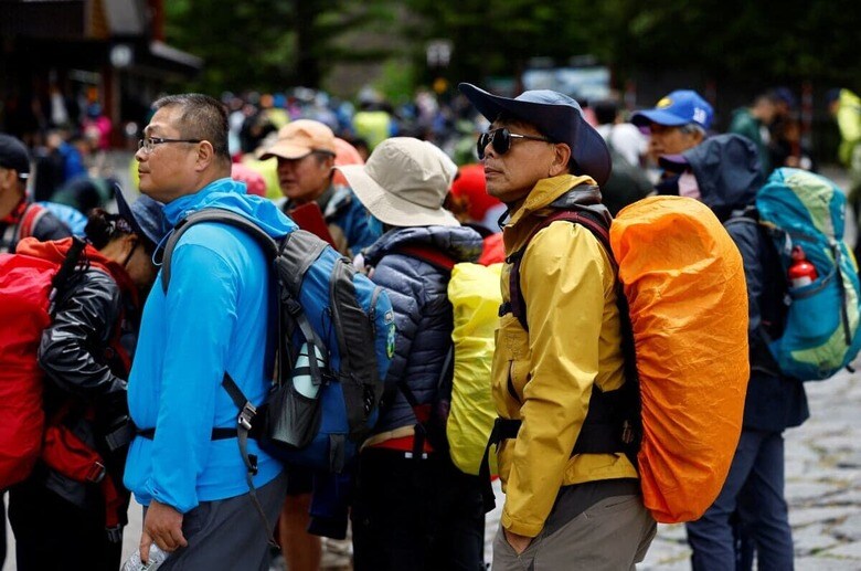 日本各地の観光スポットは外国人観光客で溢れかえっている（写真は昨年7月の富士山の山開き）　Issei Kato/REUTERS