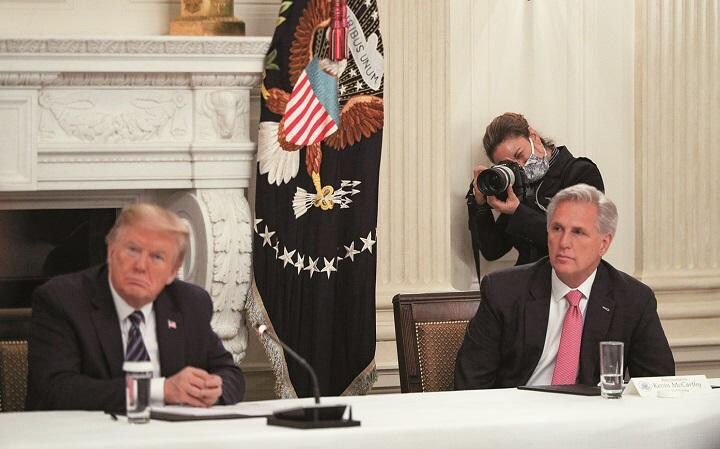 マッカーシー下院共和党院内総務（右）は一時トランプを非難したが……TOM BRENNERーREUTERS