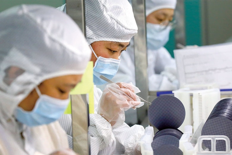 中国の半導体産業は周回遅れだが（江蘇省南通市の製造工場）　FEATURE CHINAｰFUTURE PUBLISHING/GETTY IMAGES