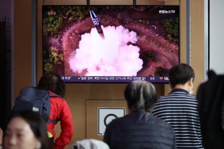 　ソウルでは３１日早朝、北朝鮮が「軍事偵察衛星」とする飛翔体を南方へ打ち上げたことを受け、避難を呼びかけるサイレンと携帯電話の警報が鳴り響き、住民の間に動揺が広がった。写真はテレビで北朝鮮のニュースを見る人々でソウルで３１日に撮影（２０２３年　ロイター／Kim Hong-Ji）