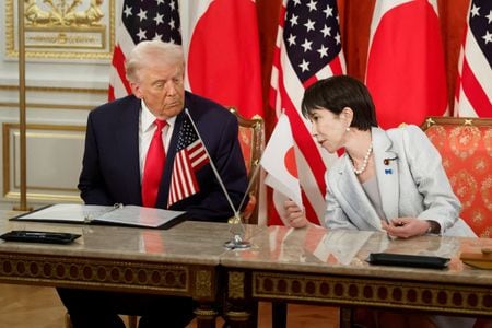 写真は署名式に臨む高市早苗首相（右）とトランプ米大統領。10月28日、都内で代表撮影。REUTERS