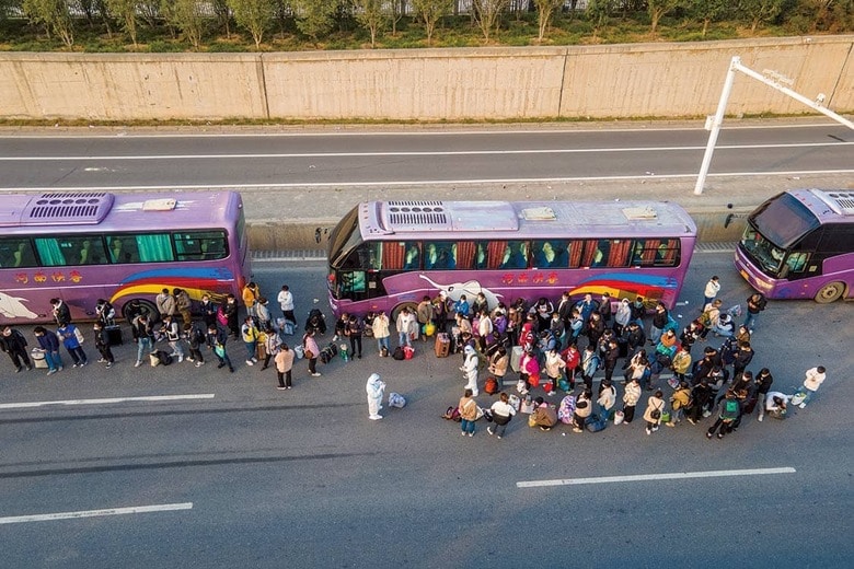 鄭州市の宿舎から帰省する従業員（10月30日）　VCG/GETTY IMAGES
