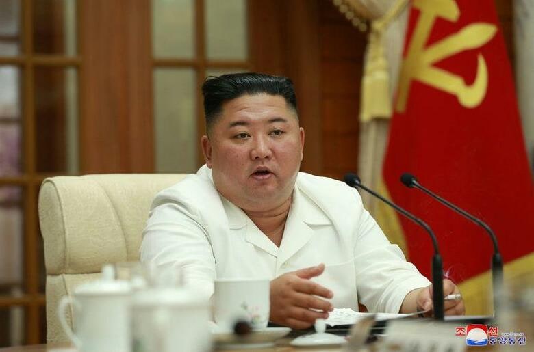 北朝鮮の金正恩（キムジョンウン）朝鮮労働党委員長（写真）は、韓国の文在寅（ムン・ジェイン）大統領に書簡を送り、韓国漁業当局の男性を北朝鮮の部隊が射殺したことに遺憾の意を表明した。提供写真（２０２０年　ロイター／KCNA）