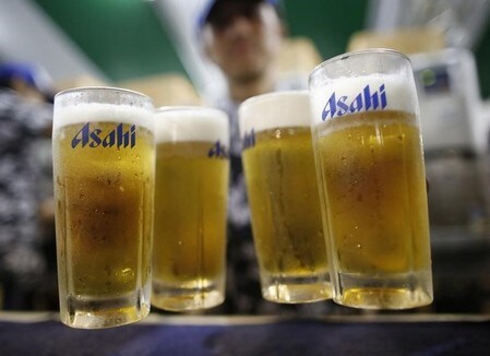 　１０月３日、アサヒグループホールディングスは、業務用を中心にビール系飲料を値上げする。写真は都内のビアガーデンで２０１３年７月撮影（２０１７年　ロイター／Issei Kato）