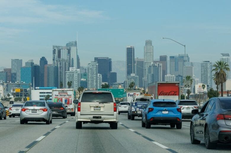 カリフォルニア州ロサンゼルスのダウンタウンへ向かう道路。2月24日撮影。REUTERS/Mike Blake