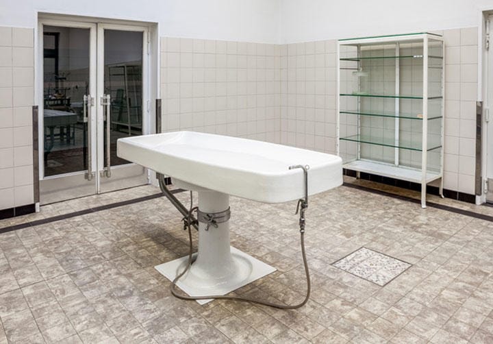 医学の進歩に役立ててもらうために献体したのに　DenBoma/iStock.