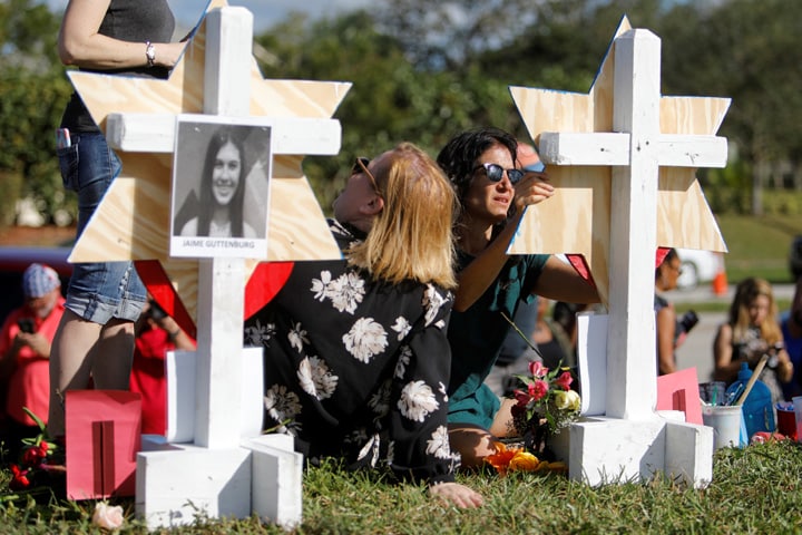 遺族たちは悲しみに打ちひしがれている　Jonathan Drake-REUTERS