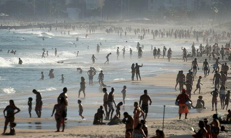 ブラジルの新型コロナウイルス感染者数が100万人を突破し、死者数も5万人超となる中、南東部リオデジャネイロ州のビーチは先週末、多くの人々で賑わいを見せた。写真は21日のリオのビーチ(2020年　ロイター/Ricardo Moraes）