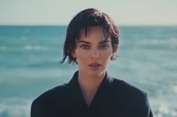 【動画】すけすけの黒レース上下で堂々と脚を開き...ケンダル・ジェンナー、衣装より別の部分が話題になってしまう