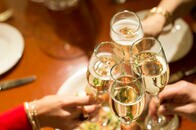 飲み会中に即実践！ 二日酔い対策のツボ押しと居酒屋メニュー選び