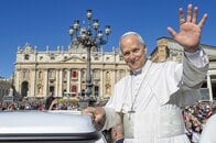 トランプを批判する「アメリカ出身のローマ教皇」レオ14世...米国内での支持率は？