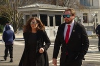 【写真】「自分の裸の写真」を米女性議員が議会で公表し、元恋人を性的暴行などで告発...「行為を勝手に撮影」