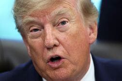 トランプ氏、中西部アイオワ州の製鉄所建設発表　中間選挙控えアピール
