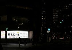 ドルが1.5円超急落、一時158円台　すぐ持ち直す