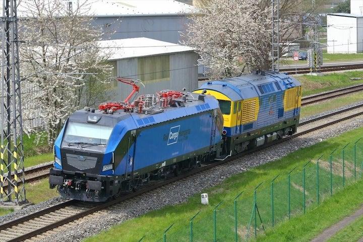 他の機関車と連結して試運転中のバイソン　（撮影：橋爪智之）