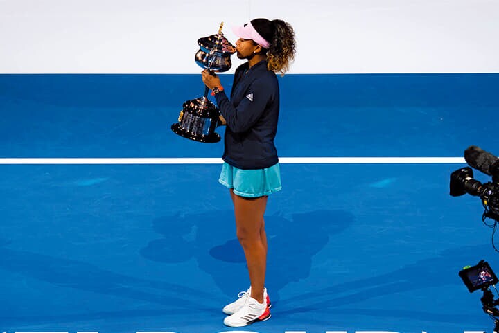 19年の全豪オープンを制してトロフィーにキス