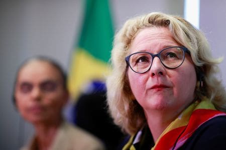 　ドイツ政府は１月３０日、ブラジルによる熱帯雨林アマゾンの保護を支援するため２億ユーロ（２億１７００万ドル）の資金拠出を約束した。写真手前はドイツのシュルツェ経済協力・開発相。同日、ブラジリアで撮影（２０２３年　ロイター/Ueslei Marcelino）