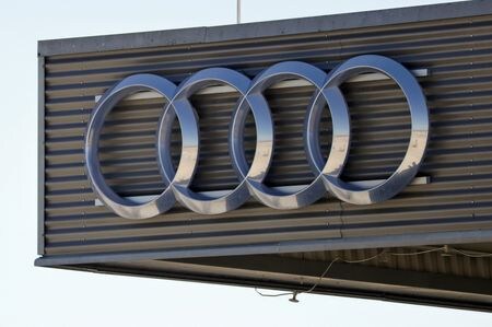 　６月１２日、ドイツ自動車大手フォルクスワーゲン（ＶＷ）傘下の高級車部門アウディは、メキシコ中部プエブラ州における電気自動車（ＥＶ）事業に１０億ユーロ（１０億８０００万ドル）を投資する。写真はアウディのロゴ。１月、メキシコ中部プエブラ州で撮影（２０２４年　ロイター/Imelda Medina）