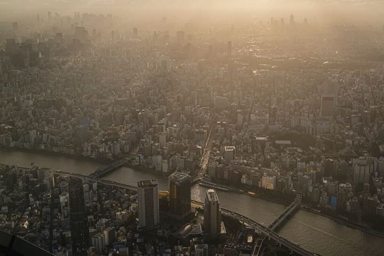 写真は東京の夕景。2021年8月、東京スカイツリーから撮影。REUTERS/Marko Djurica