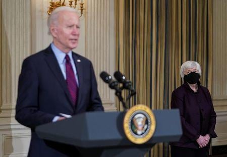 バイデン米大統領（写真）は５日のＣＢＳの番組インタビューで、トランプ前大統領は機密情報の報告を受けるべきではないとの見解を示した。（２０２１年　ロイター/Kevin Lamarque）