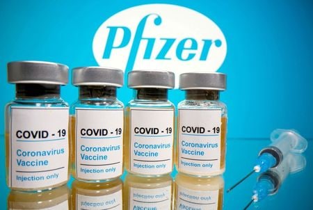 　米政府のワクチン開発対応チームのモンセフ・スラウイ首席顧問は２２日、新型コロナウイルスワクチンについて、承認の１─２日後、早ければ１２月１１日にも医療従事者など、優先度の高い人々への接種が始まる見通しを示した。写真はファイザーのワクチン。１０月撮影（２０２０年　ロイター/Dado Ruvic）