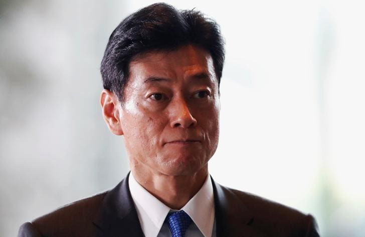 　3月25日、西村康稔経済再生相（写真）は参院予算委員会で、新型コロナウイルスを受けて検討中の経済対策に関連し、リーマン・ショック後の定額給付金や商品券の配布などを踏まえ、斬新な発想で思い切った方策を講じたいと述べた。写真は都内で昨年9月撮影（2020年　ロイター／ISSEI KATO）