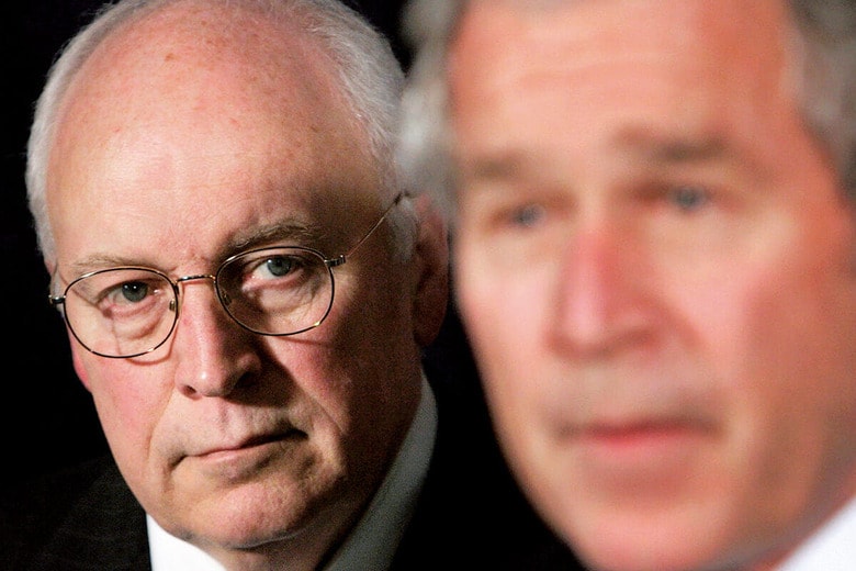 チェイニー（左）はブッシュ（子）政権で外交・国防の主導権を握っていた　LARRY DOWNINGｰREUTERS