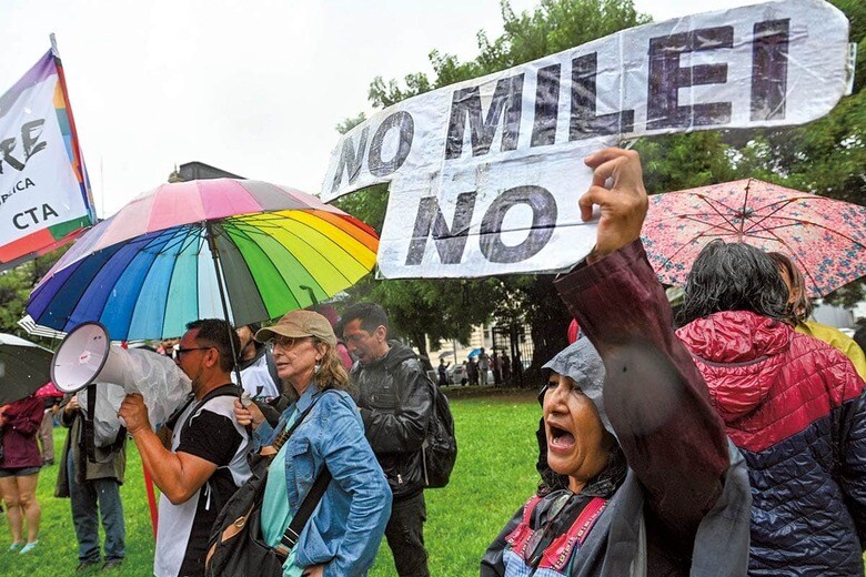 ゼネストの呼びかけに応え、教職員組合も「反ミレイ」の闘いに参加した　LATIN AMERICA NEWS AGENCYｰREUTERS