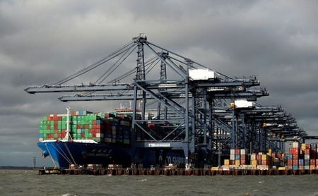 　１２月１０日、英国とシンガポールの通商担当相は１０日、自由貿易協定（ＦＴＡ）に調印した。写真は英フェリックストーの港で１１月撮影（２０２０年　ロイター／Peter Cziborra）