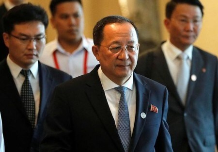 　９月２１日、北朝鮮の李容浩外相（写真中央）は、１９日の国連本部でのトランプ米大統領による一般討論演説について「犬の吠え声」だと述べ、米国は北朝鮮を「完全に破壊」せざるを得なくなる可能性があるとした大統領の発言を一蹴した。写真はマニラで８月撮影（２０１７年　ロイター／Dondi Tawatao）
