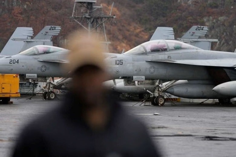 ３月４日、北朝鮮の金正恩朝鮮労働党総書記の妹である金与正氏は、トランプ米政権が「挑発」を強めていると批判し、北朝鮮の核抑止力強化を正当化する行為だと述べた。写真は２日に韓国・釜山に入港した米空母「カール・ビンソン」の甲板上の米軍機。３日に代表撮影（２０２５年　ロイター）