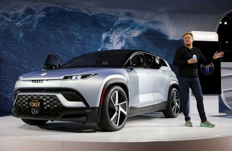 電気自動車（EV）の新興メーカー、米フィスカーは11月17日、ロサンゼルス自動車ショーでEVスポーツ多目的車（SUV）「Ocean」シリーズを発表した。一部モデルは、競合テスラの「モデルY」よりも走行距離が長いという。写真はフィスカーのヘンリック・フィスカー最高経営責任者（CEO）（2021年　ロイター/Mike Blake）