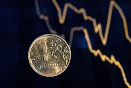 ９月２１日、ロシア政府は為替レートに連動する新たな輸出税を１０月１日から導入すると発表した。写真はルーブル硬貨のイメージ。８月撮影（２０２３年　ロイター/Maxim Shemetov）