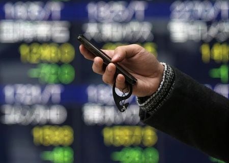 　４月３０日、東京株式市場で日経平均は大幅反落。下げ幅は今年最大となった。市場の予想を下回った１━３月期米国内総生産（ＧＤＰ）を受け、米景気の先行きに対する懸念が広がった。都内で１月撮影（２０１５年　ロイター/Issei Kato）