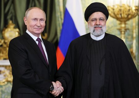 イランのライシ大統領は７日、モスクワを訪問し、ロシアのプーチン大統領と会談した。会談の冒頭、パレスチナ自治区ガザでイスラエルによるパレスチナ人の「大量虐殺」を西側諸国が支援していると非難した。提供写真（２０２３年　ロイター/Sputnik/Sergei Bobylev）