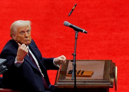 　１月２０日、トランプ米大統領は就任演説で「米国の黄金時代」実現に向けさまざまな政策を打ち出すと約束したが、実行には相当高いハードルが待ち受けている。写真は就任式後、大統領令に署名し終えてペンを投げるトランプ氏（２０２５年　ロイター/Brian Snyder）
