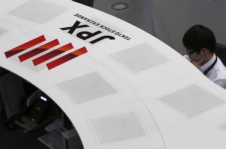 　２月２７日、寄り付きの東京株式市場で、日経平均株価は前営業日比１７０円３６銭安の２万２２５５円８３銭となり、続落した。写真は２０１５年８月、東京証券取引所で撮影（２０２０年　ロイター／Yuya Shino）