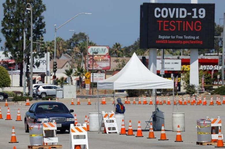 米カリフォルニア州で21日、新型コロナウイルス感染者が40万人を突破したことがロイターの集計で分かった。同州イングルウッドの検査会場で20日撮影(2020年　ロイター/MIKE BLAKE)