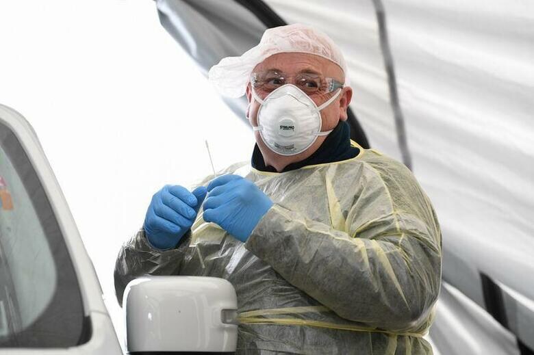 ドイツのロベルト・コッホ研究所は１２日、国内の新型コロナウイルス感染者数が２３６９人と、前日の１５６７人から増加したと発表した。ミュンヘンで１１日撮影（２０２０年　ロイター/ANDREAS GEBERT）